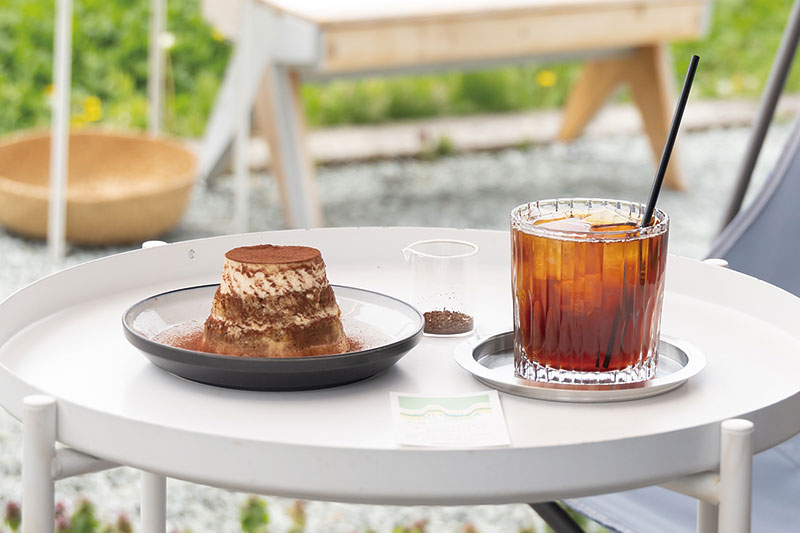 一杯のコーヒーと四季を味わう小さな特等席