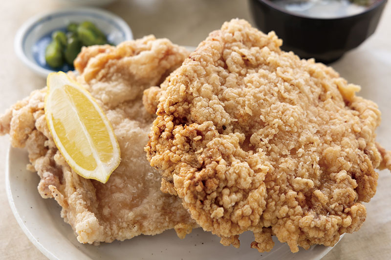 カリッ、ジュワッ！ 豪快にかぶりつくジャンボ唐揚げ